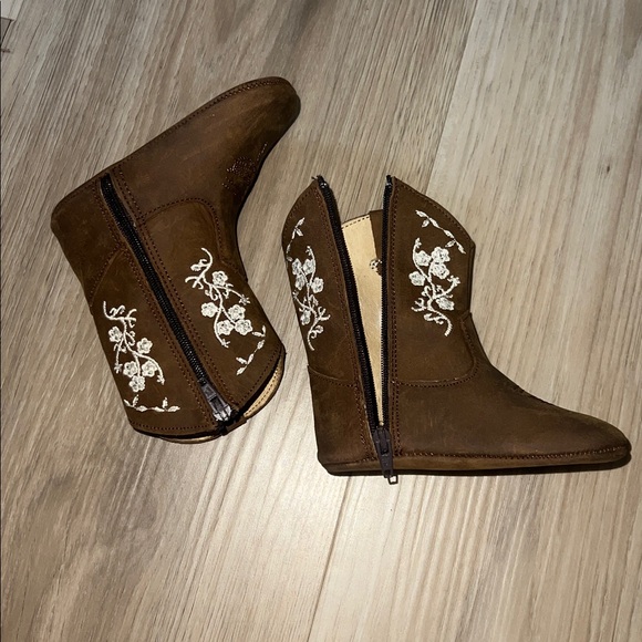 Baby girl Brown Boots with Floral Embroidery - Picture 1 of 4